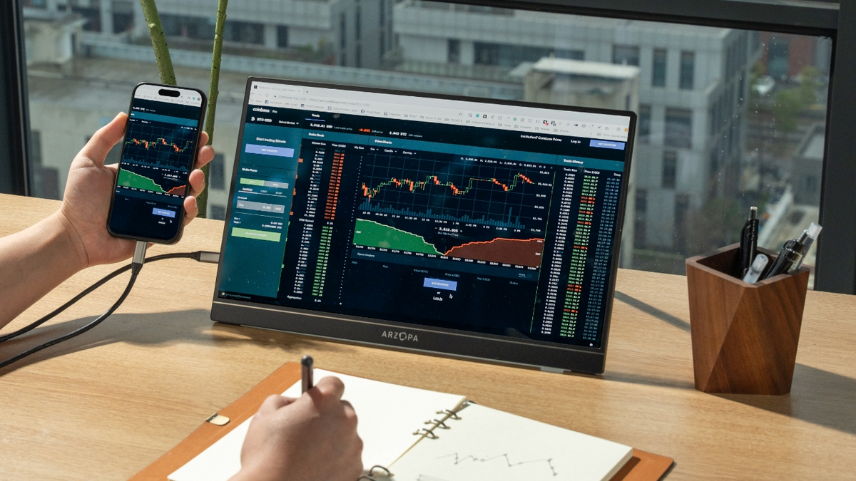 Using Arzopa portable monitor connected to a smartphone on a desk